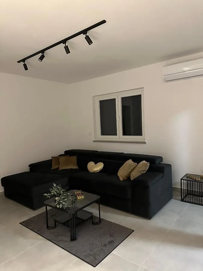 David Apartment Pula 0*,