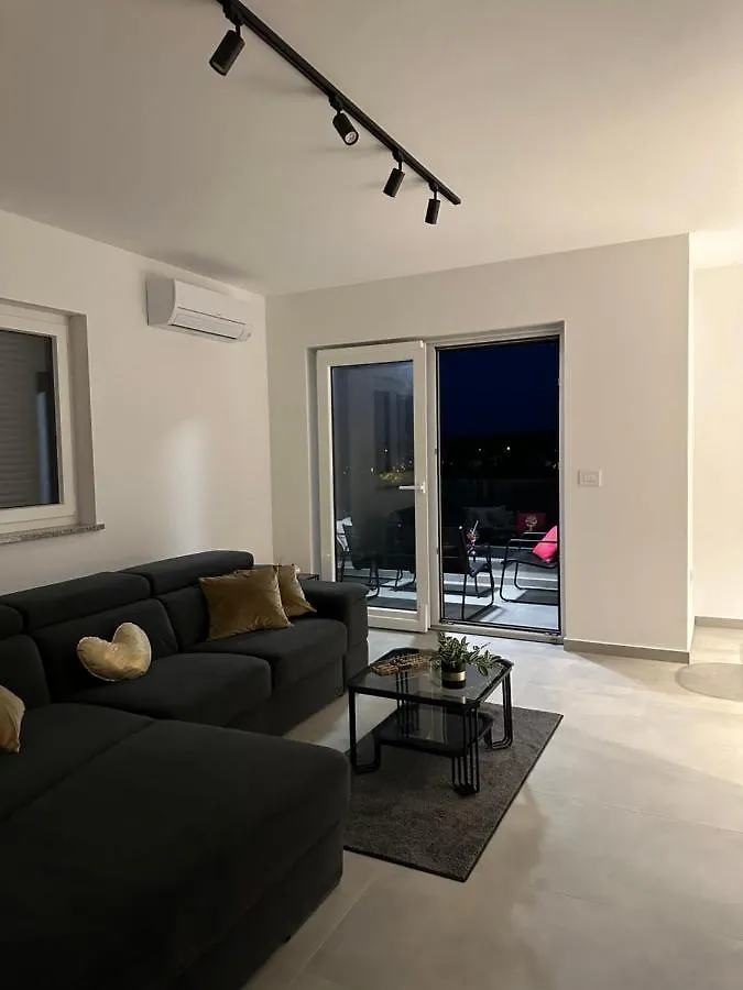 David Apartment Pula 0*,